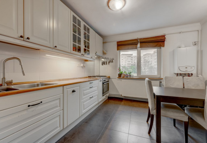 Apartament cu 3 camere - decomandat - centrală termica - bloc reabilitat 